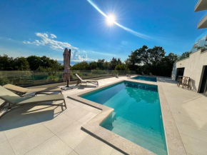 Luxury Apartment in Nature with Pool & Gym